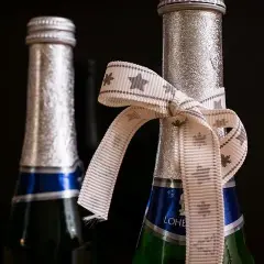Jak zapakować butelkę na prezent: 5 prostych kroków i pomysłów na dekorację