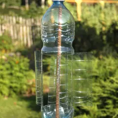 7 kreatywnych pomysłów na wykorzystanie butelek plastikowych w ogrodzie