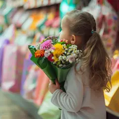 Co dać mamie na urodziny? Pomysły na prezenty, które ucieszą