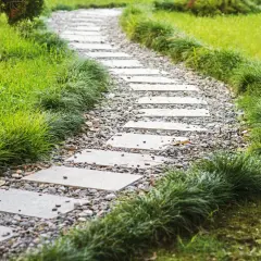 Najlepsze materiały na ścieżki w ogrodzie: 10 inspirujących pomysłów