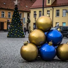 Duże bombki na zewnątrz: Jak przygotować dekoracje?