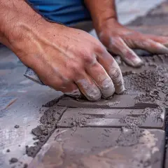 Jak układać cegłę dekoracyjną z fugą? Poradnik krok po kroku