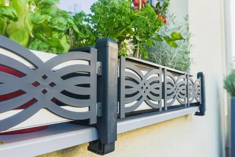 Barierka na parapet zewnętrzny: Jak zamontować bez wiercenia?