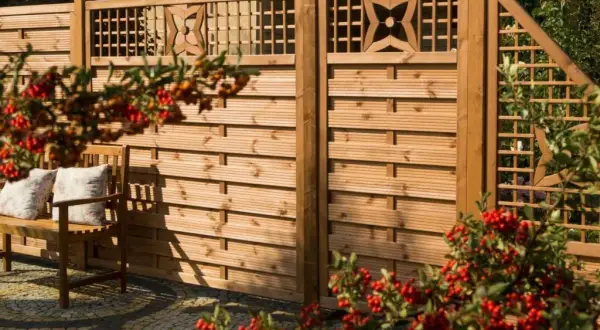 10 pomysłów na zasłonięcie muru w ogrodzie - naturalne i sztuczne
