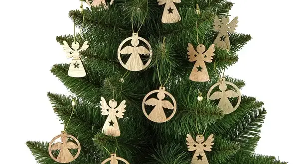 Drewniana choinka z bombkami: Świąteczna dekoracja DIY