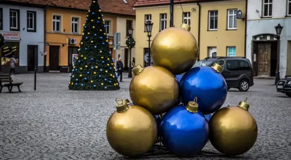 Duże bombki na zewnątrz: Jak przygotować dekoracje?