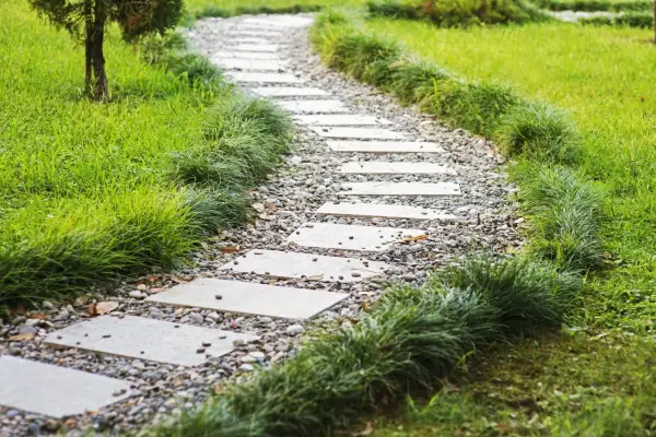 Najlepsze materiały na ścieżki w ogrodzie: 10 inspirujących pomysłów